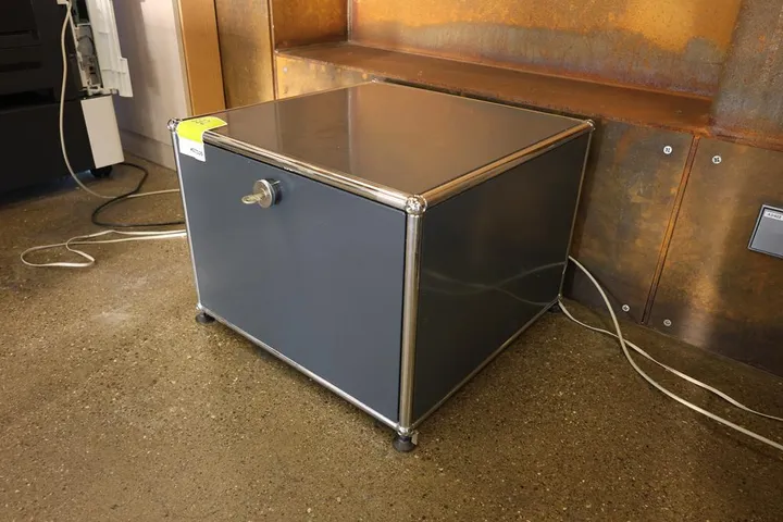 1 x USM Haller Lowboard Maße: 52 x 52 x 40 cm